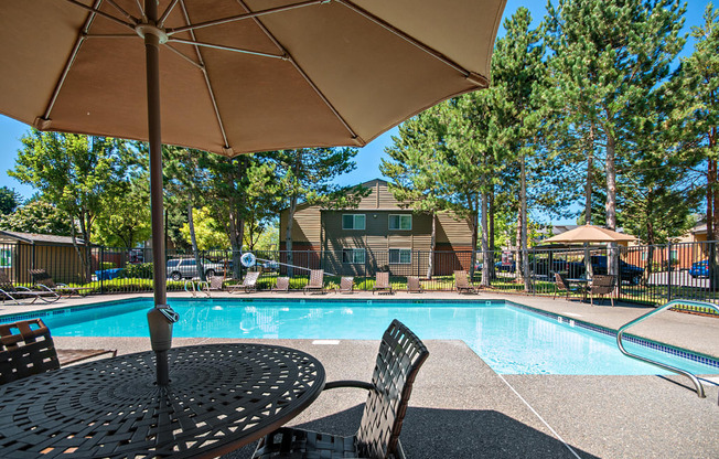 Hunt Club Apartments Pool & Sun Umbrella Furniture