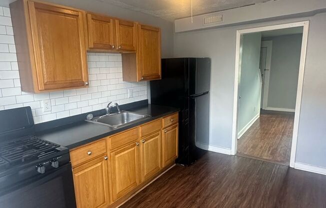 2 beds, 1 bath, $1,200, Unit 3