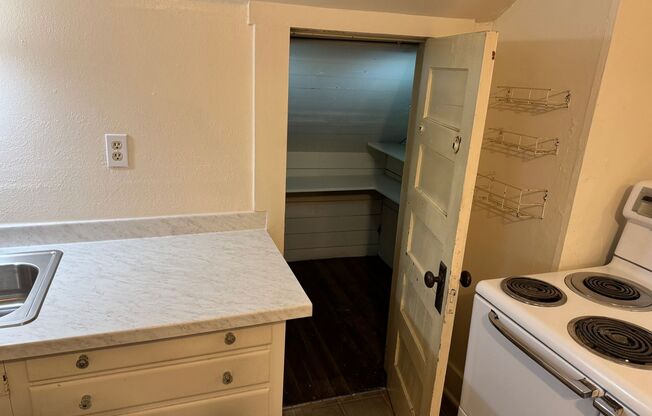 1 bed, 1 bath, $1,050, Unit 1176 Mill St #5