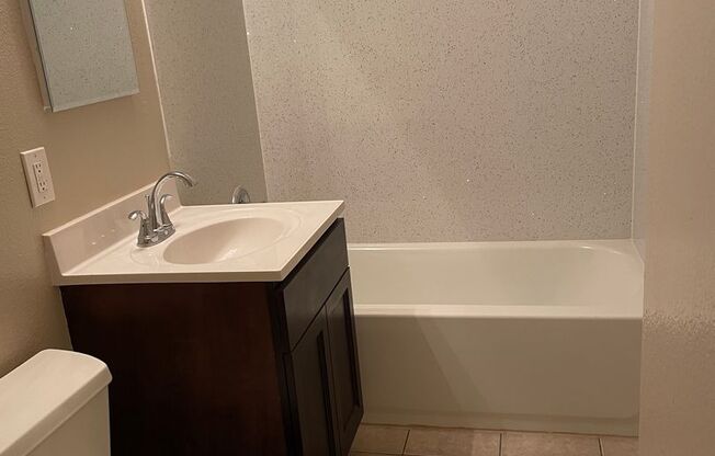 1 bed, 1 bath, $1,700, Unit T13