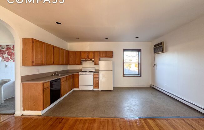 3 beds, 1 bath, $3,850, Unit 2