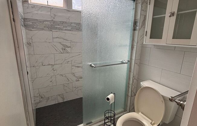 2 beds, 1 bath, $3,000, Unit # 402