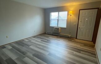 2 beds, 1 bath, $950, Unit B