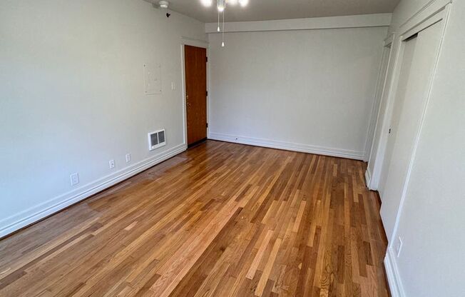 Studio, 1 bath, 400 sqft, $875, Unit 401