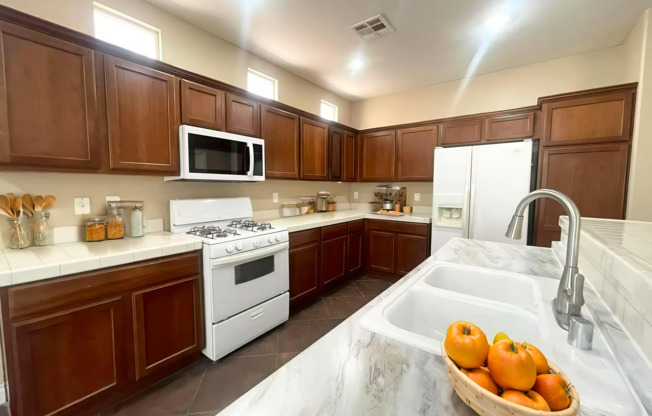 Spacious 3-Bed Home in Mountains Edge with Loft & Patio