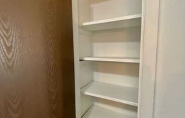 2 beds, 1 bath, 850 sqft, $1,345, Unit 810