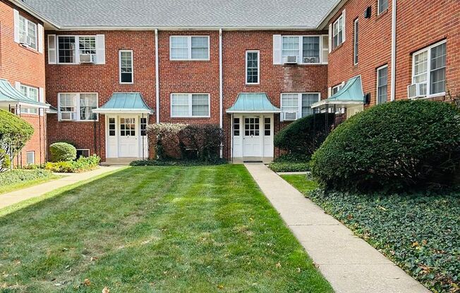 Suburban Square Apartments