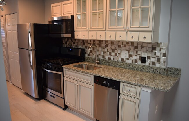 Charming 1 BD 2 BA with office near H St NE!!