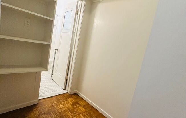 Studio, 1 bath, 233 sqft, $1,290, Unit 701