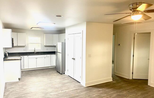 2 beds, 1 bath, 800 sqft, $1,100, Unit 4