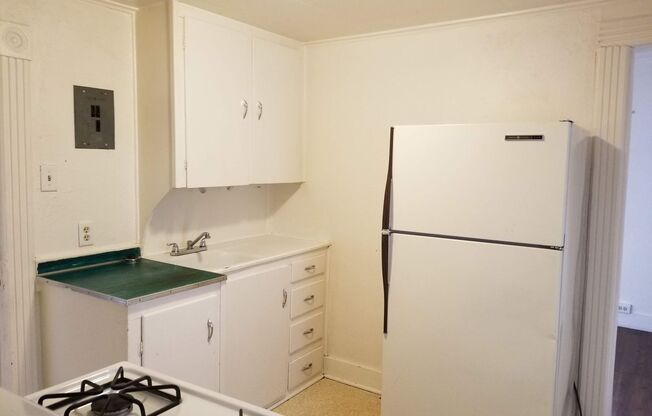 1 bed, 1 bath, $700, Unit Apt 9