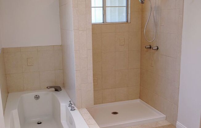 Large 5 Bedroom 3 Bath House that Sleeps 6-7, Behind the UT