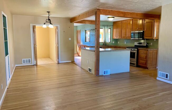 Splendid 4 Bedroom, 1.5 Bath Home Near Kirtland AFB! Available Now!