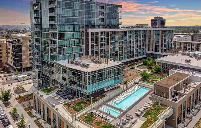 Lakehouse at Sloan’s Lake! - 2 bed / 2 bath / 2 Car Garage / Huge Balcony