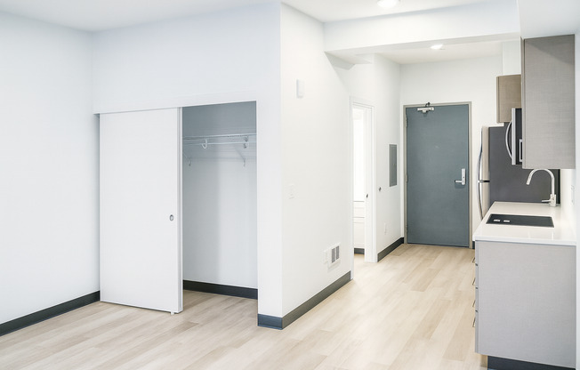 1 bed, 1 bath, 451 sqft, $1,425, Unit 516