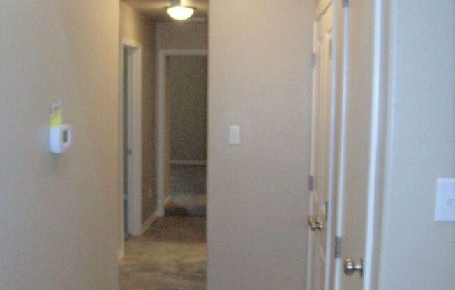 3 beds, 2 baths, $1,250, Unit B