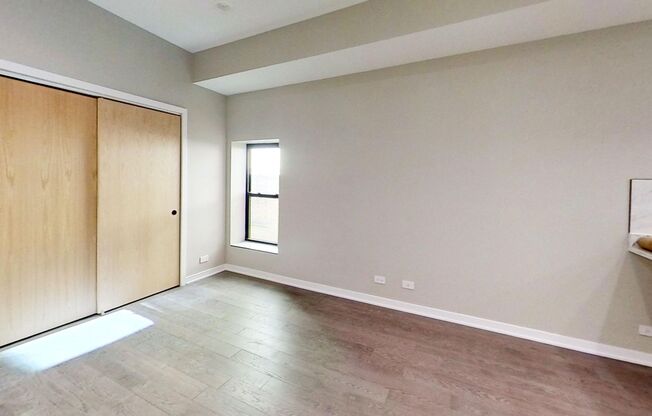 Just Rehabbed Top Floor River North One Bedroom