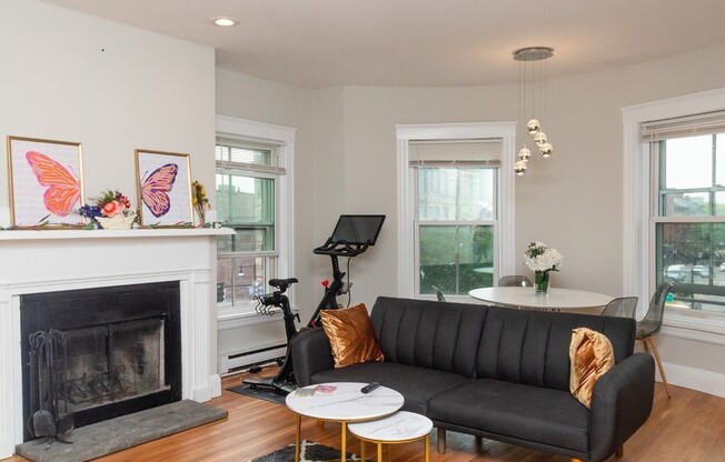 2 beds, 1 bath, 700 sqft, $3,300, Unit 4