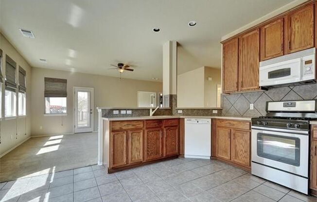 Gorgeous 3/2/2 home in Shadowglen!