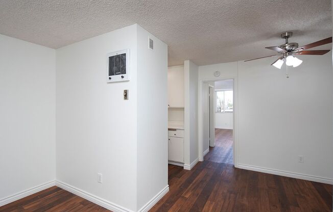 1 bed, 1 bath, 690 sqft, $1,850, Unit 025