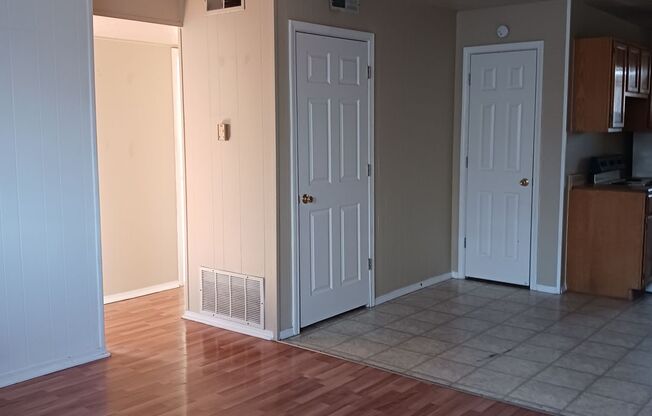 2 beds, 1 bath, 780 sqft, $650, Unit 10