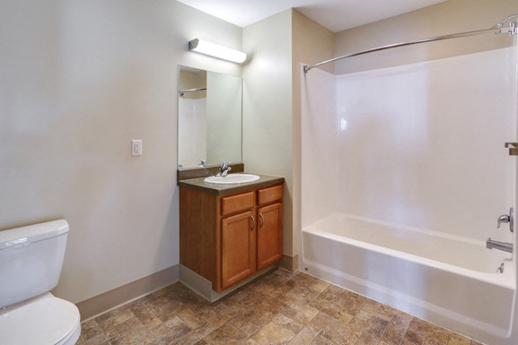 Deer Lakes Apartments â Amherst New York - Full Bathroom