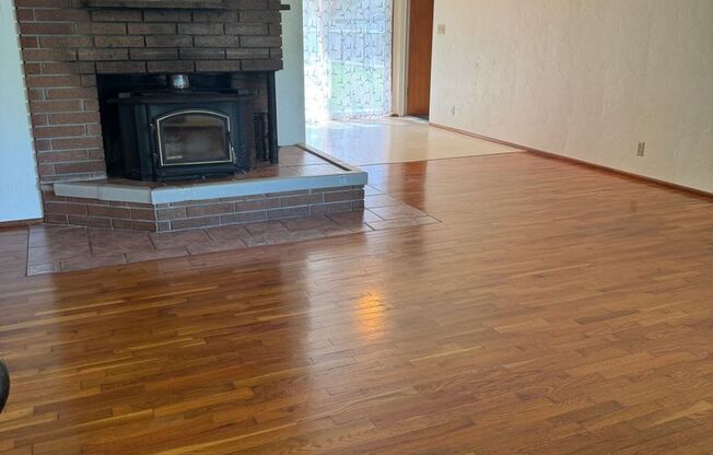 Santa Clara Cutie! Gardener's Paradise, beautiful hardwood floors, huge fully fenced back yard, fruit trees!