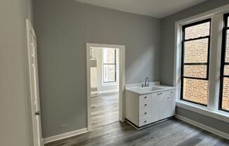 2 beds, 1 bath, $1,400, Unit 3R