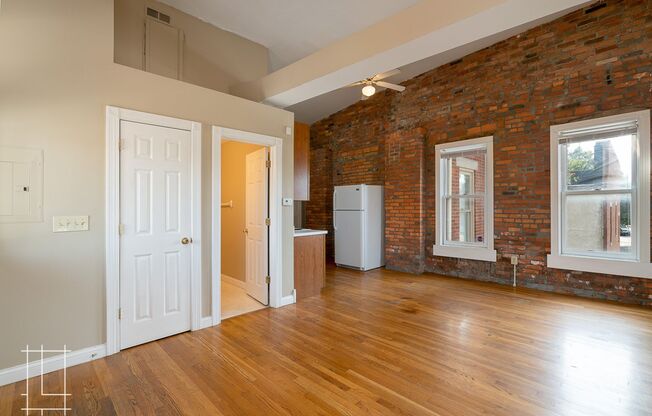 2 beds, 1 bath, $1,350, Unit 221 E. 3rd Ave