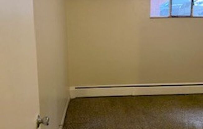 2 beds, 1 bath, $1,800, Unit 686