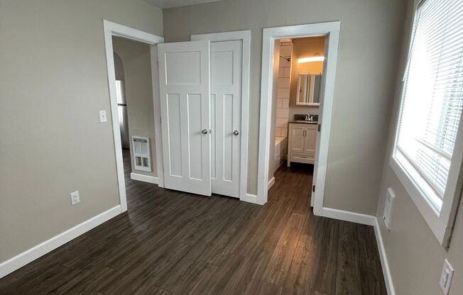 2 beds, 1 bath, 706 sqft, $1,300, Unit Coll140