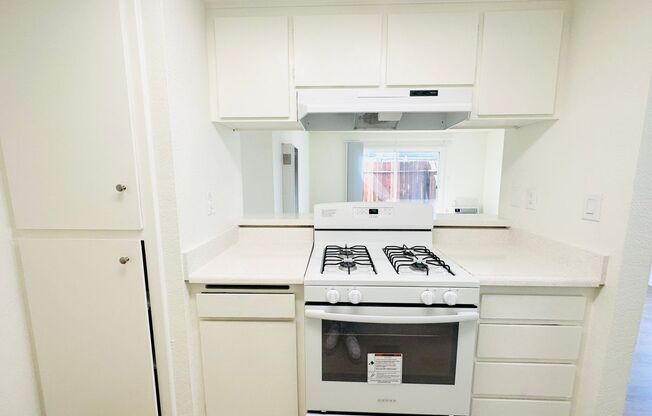 1 bed, 1 bath, 700 sqft, $1,875, Unit 33