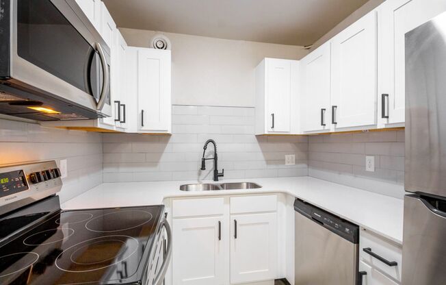 2 beds, 1 bath, 876 sqft, $995, Unit 204