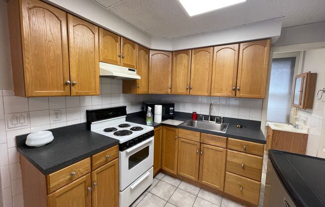 Studio, 1 bath, 400 sqft, $1,050, Unit 2F