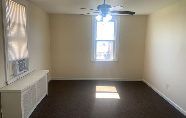 1 bed, 1 bath, $1,000, Unit B