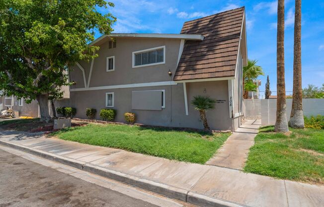 Cute Condo with Pool View!