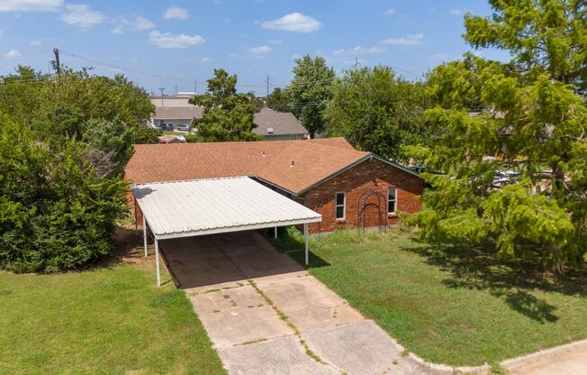 Charming 5-Bedroom Home with Vintage Style in Moore