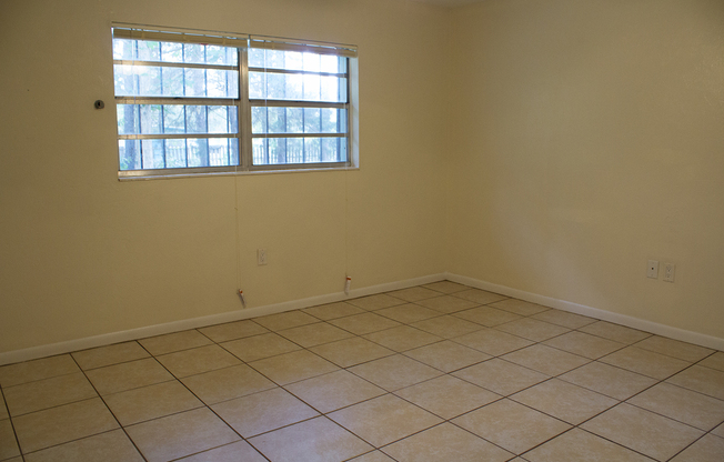 2 beds, 1 bath, 868 sqft, $1,100, Unit 4012 NE 1 TER