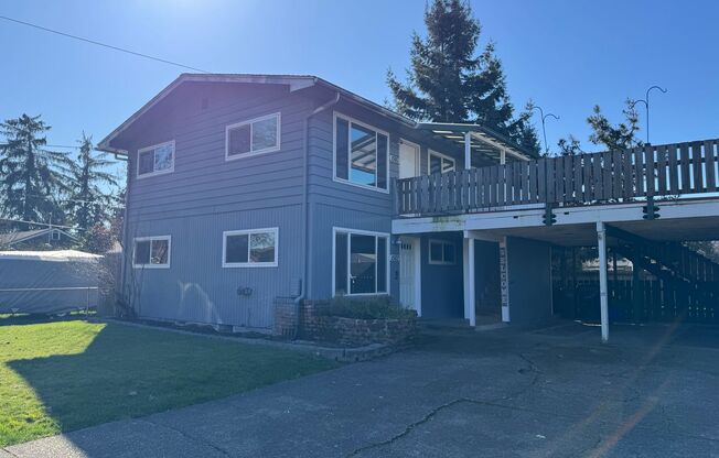 Updated 2-Bedroom Upstairs of Duplex: New Flooring, Paint & Blinds