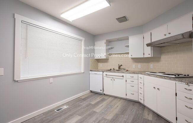 Renovated and Bright Two Bedroom Duplex In NE Portland!