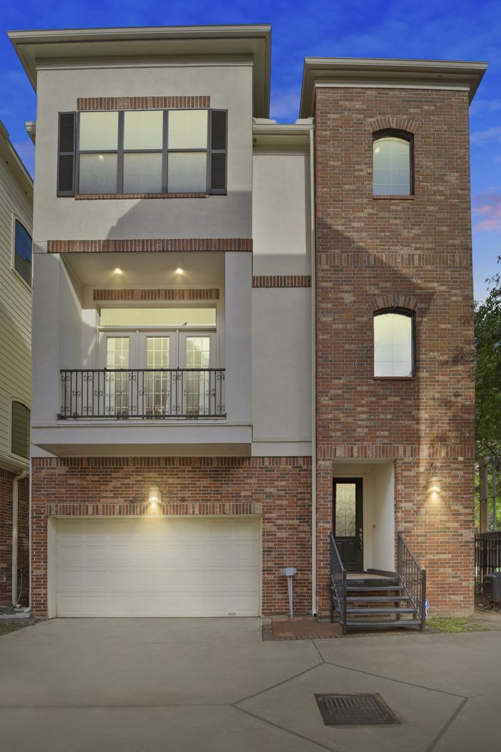 Elegant 3-Bedroom Home in Gated Inner Loop Community