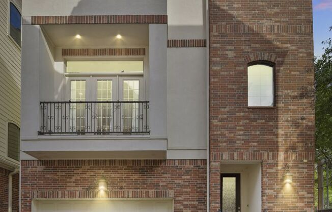Elegant 3-Bedroom Home in Gated Inner Loop Community