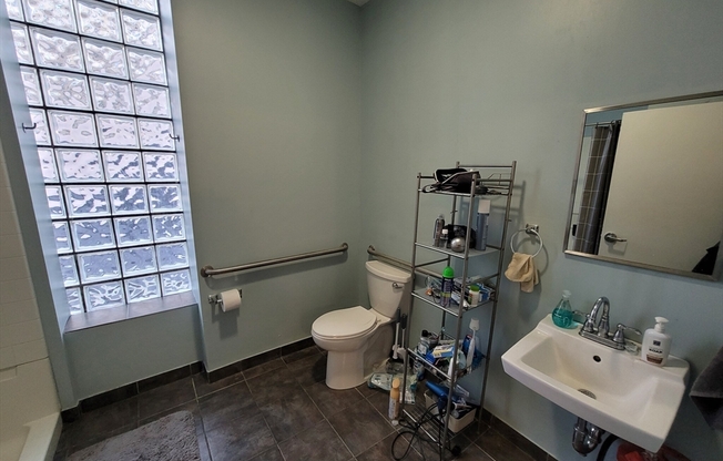 3 beds, 1 bath, 854 sqft, $5,050, Unit 502
