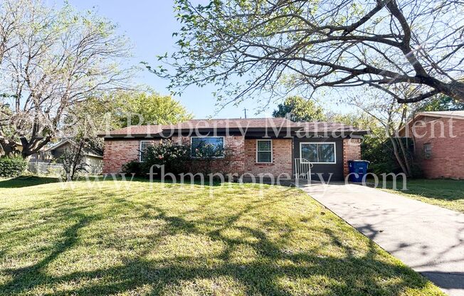 703 Phillips Dr - Charming 4 Bedroom, 1 Bathroom Home in Ennis, TX!