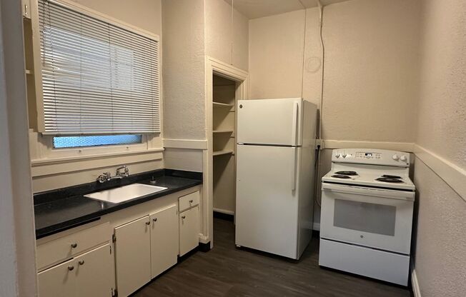 Studio, 1 bath, 300 sqft, $950, Unit 314