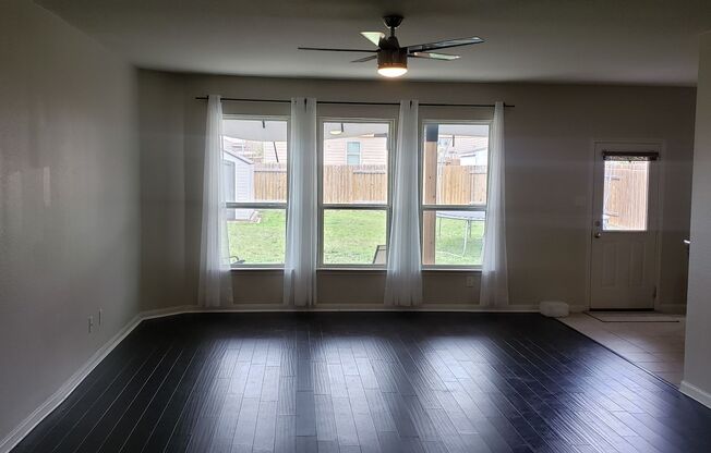 Large 4-Bedroom In Family Neighborhood w/Big & Covered Patio