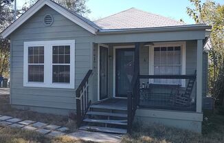 Cute duplex on large plot of land close to downtown