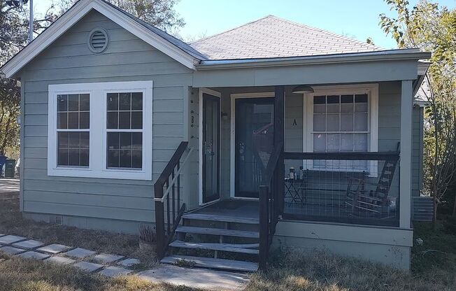 Cute duplex on large plot of land close to downtown