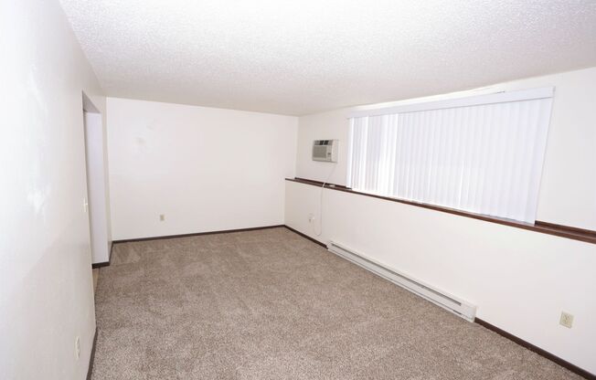 2 beds, 1 bath, $840, Unit 2400-5