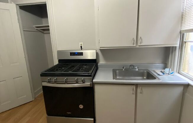 1 bed, 1 bath, $925, Unit 211 W King Apt 2